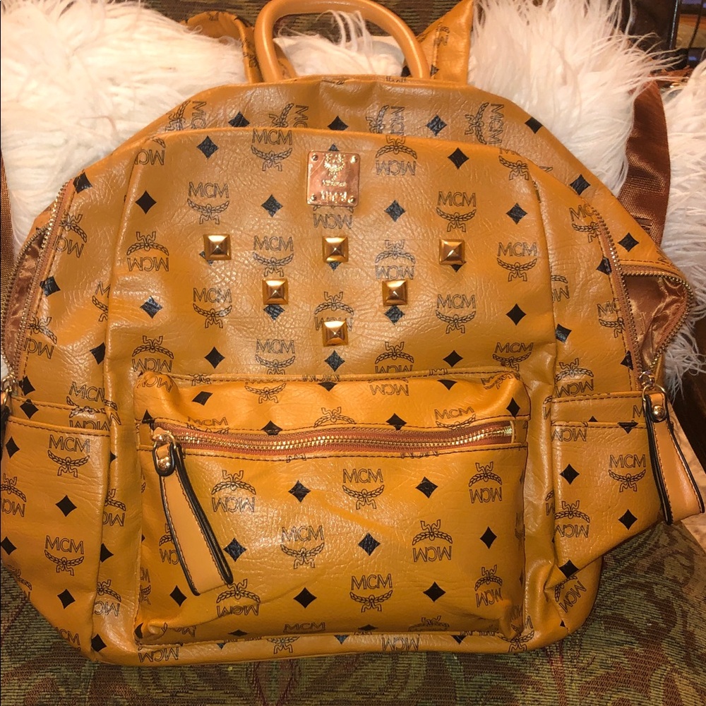 💋 Tan Backpack with Gold Accents🥰 This bag is sooo AWESOME - Picture 3 of 16